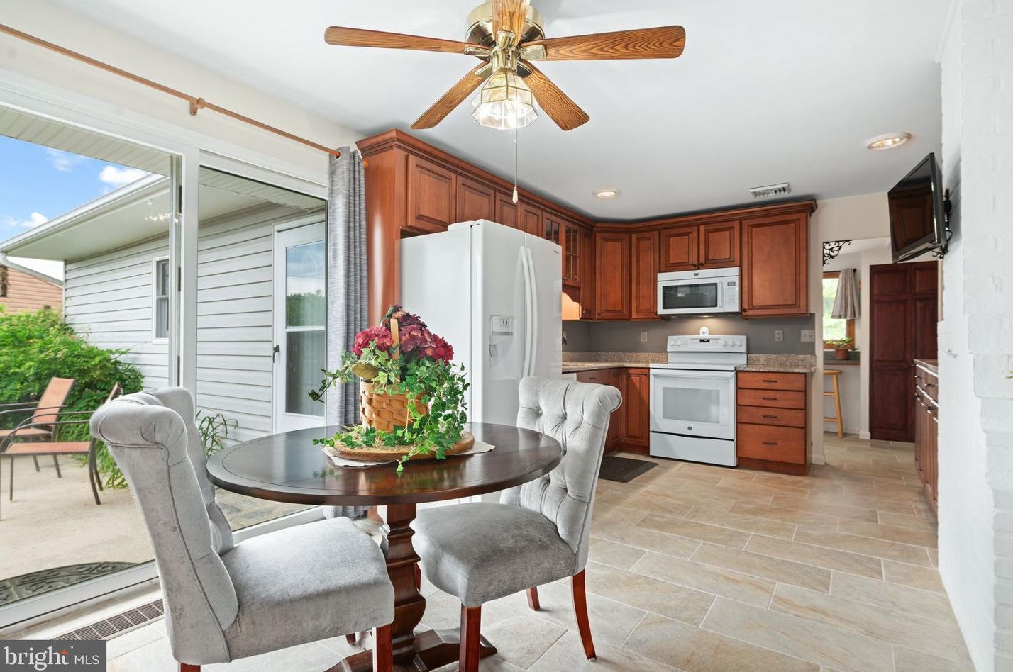 3 Pleasant Ln, Levittown PA  19054-3711 exterior