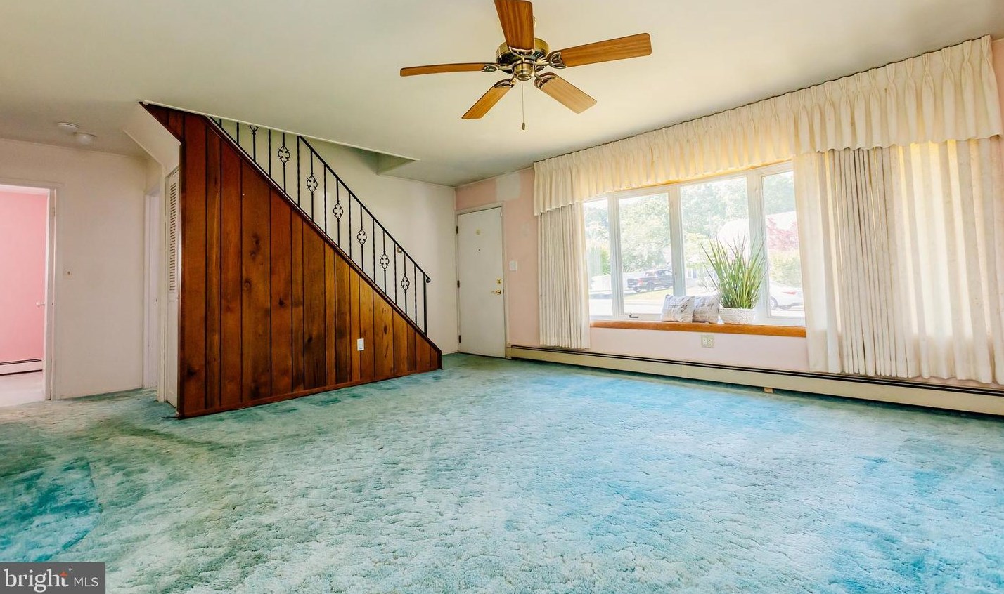 12 Vase Ln, Levittown, PA 19054-1204