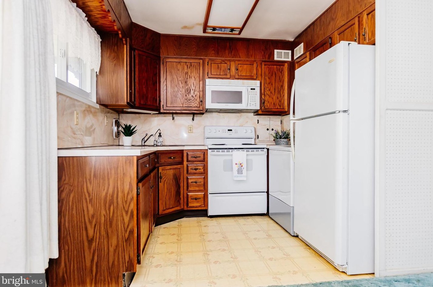 12 Vase Ln, Levittown PA 19054-1203 exterior