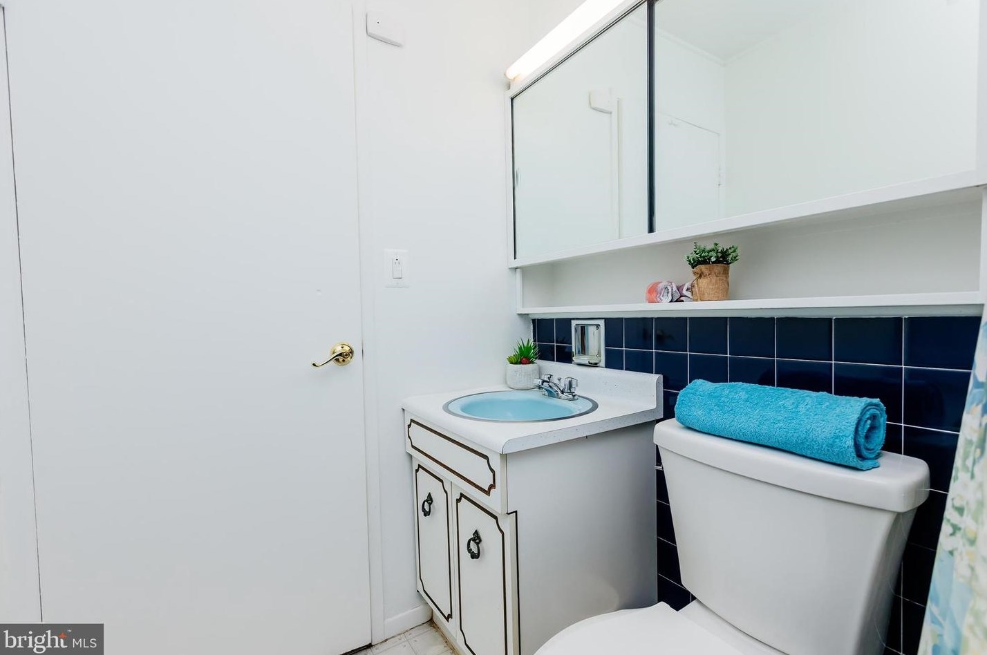 12 Vase Ln, Levittown PA 19054-1203 exterior