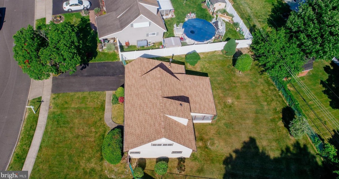 12 Vase Ln, Levittown PA 19054-1203 exterior