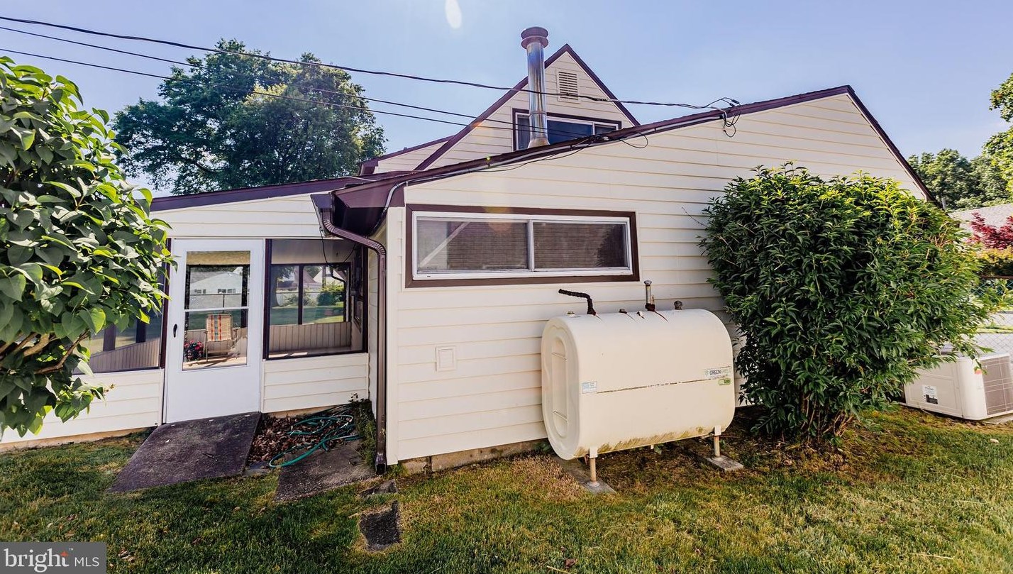 12 Vase Ln, Levittown PA 19054-1203 exterior