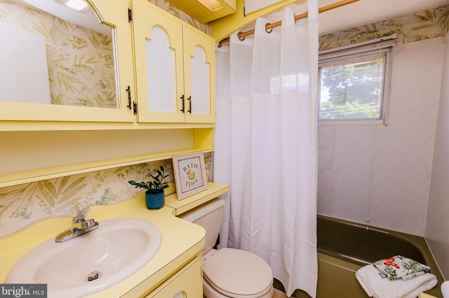 12 Vase Ln, Levittown PA 19054-1203 exterior