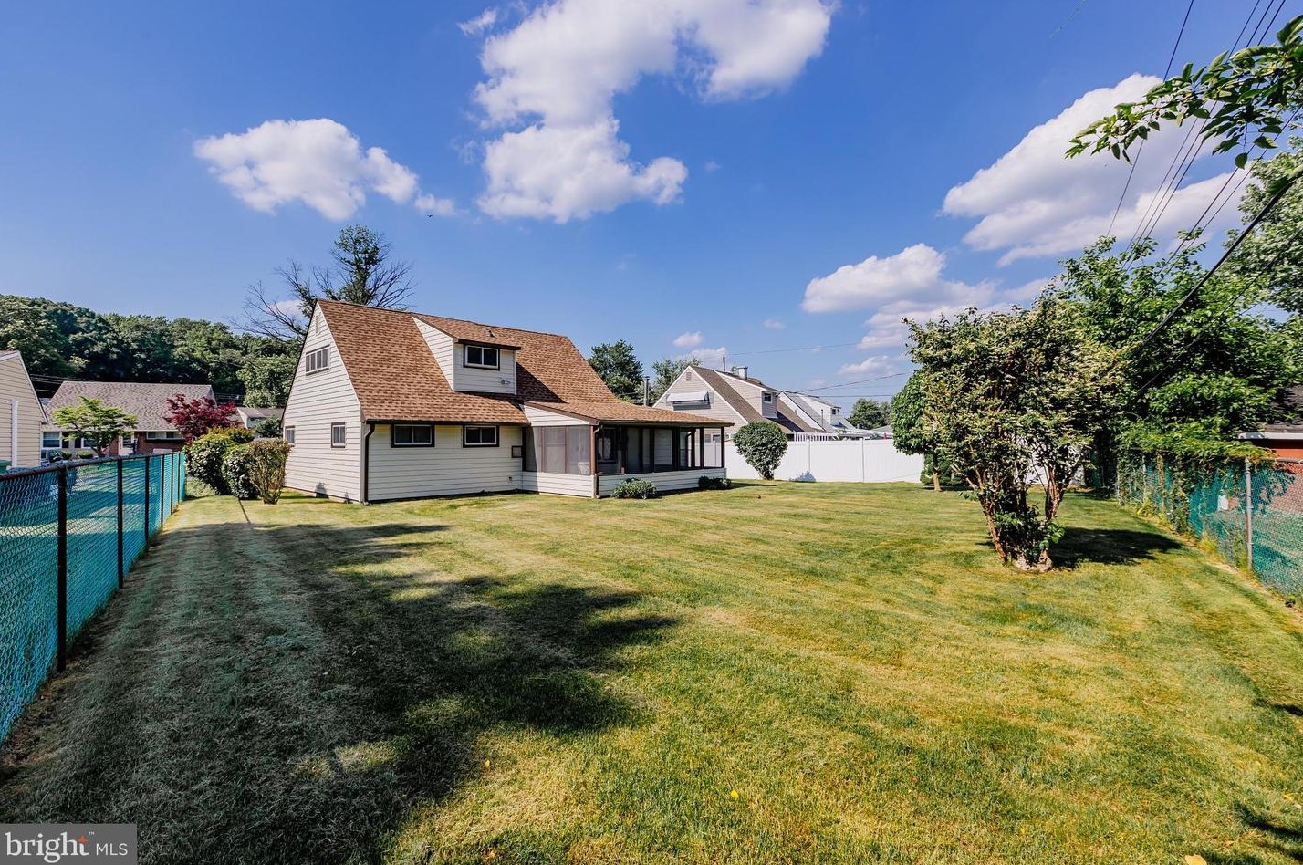 12 Vase Ln, Levittown PA 19054-1203 exterior