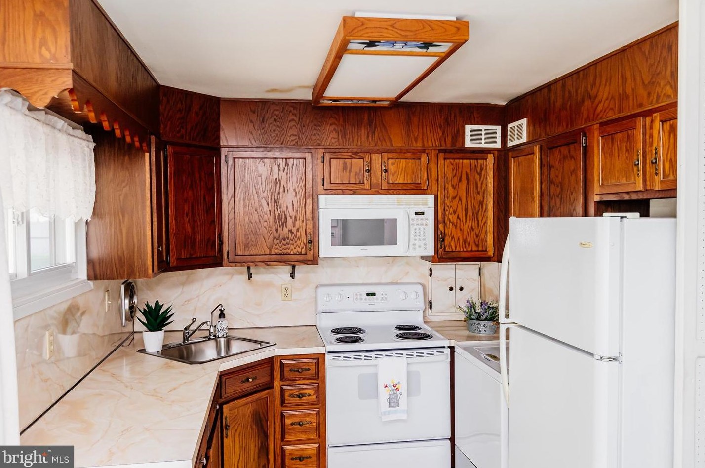 12 Vase Ln, Levittown PA 19054-1203 exterior