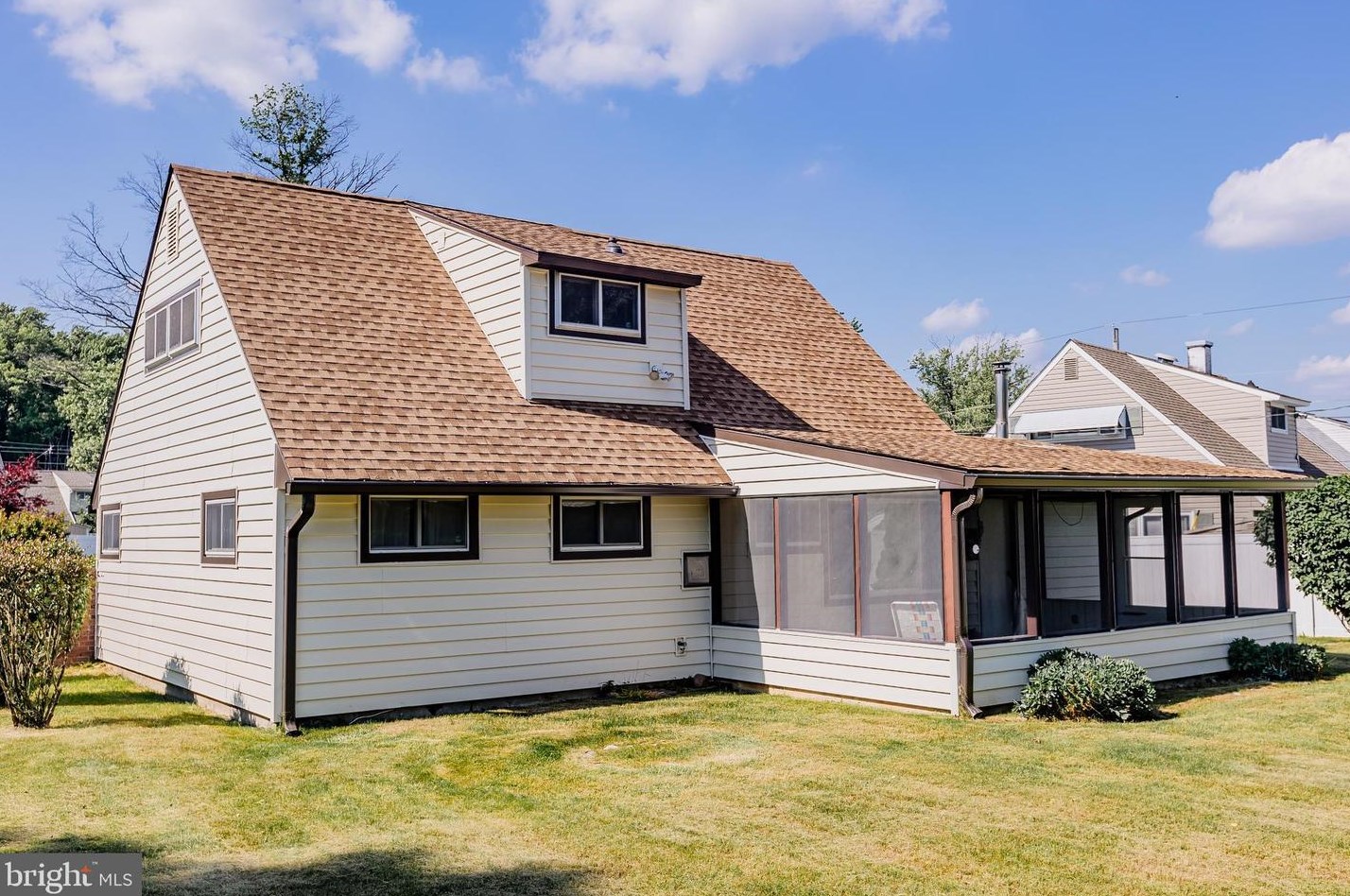 12 Vase Ln, Levittown PA 19054-1203 exterior