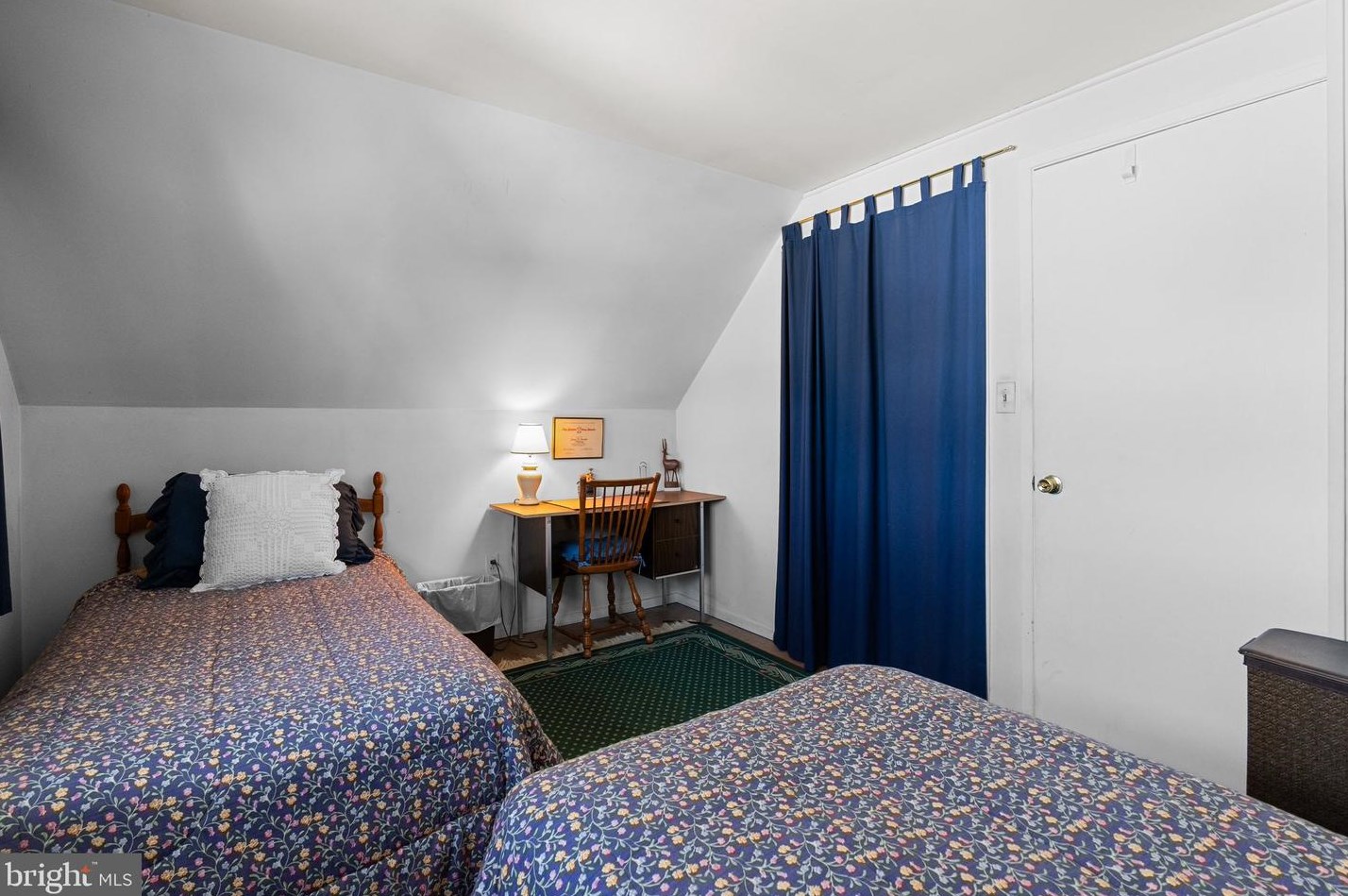 23 Tinsel Rd, Levittown PA 19056-1563 exterior