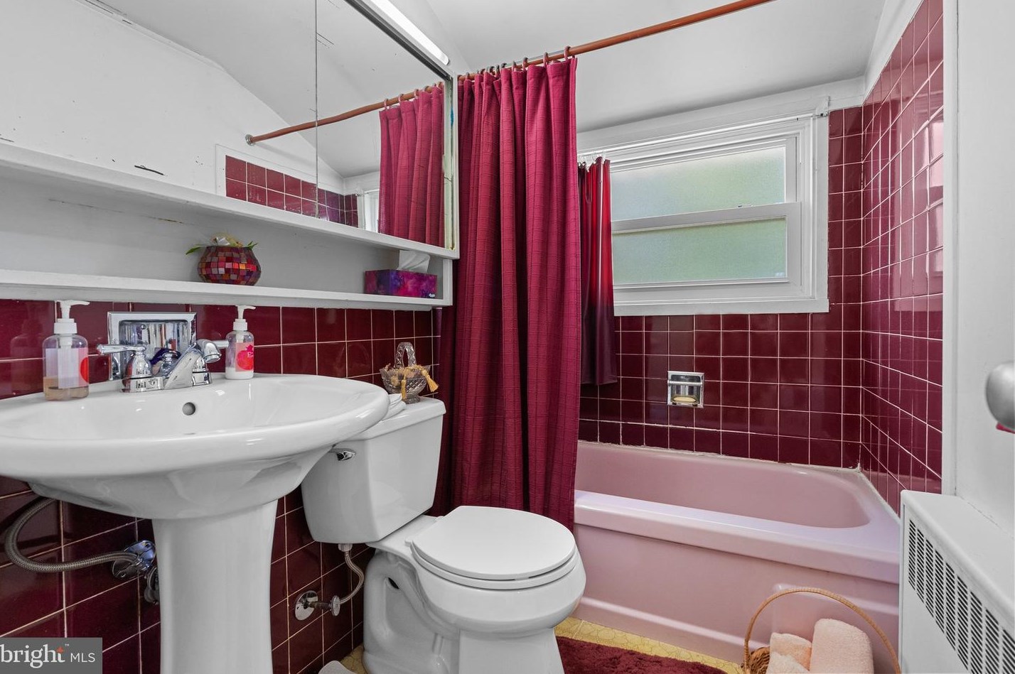 23 Tinsel Rd, Levittown PA 19056-1563 exterior