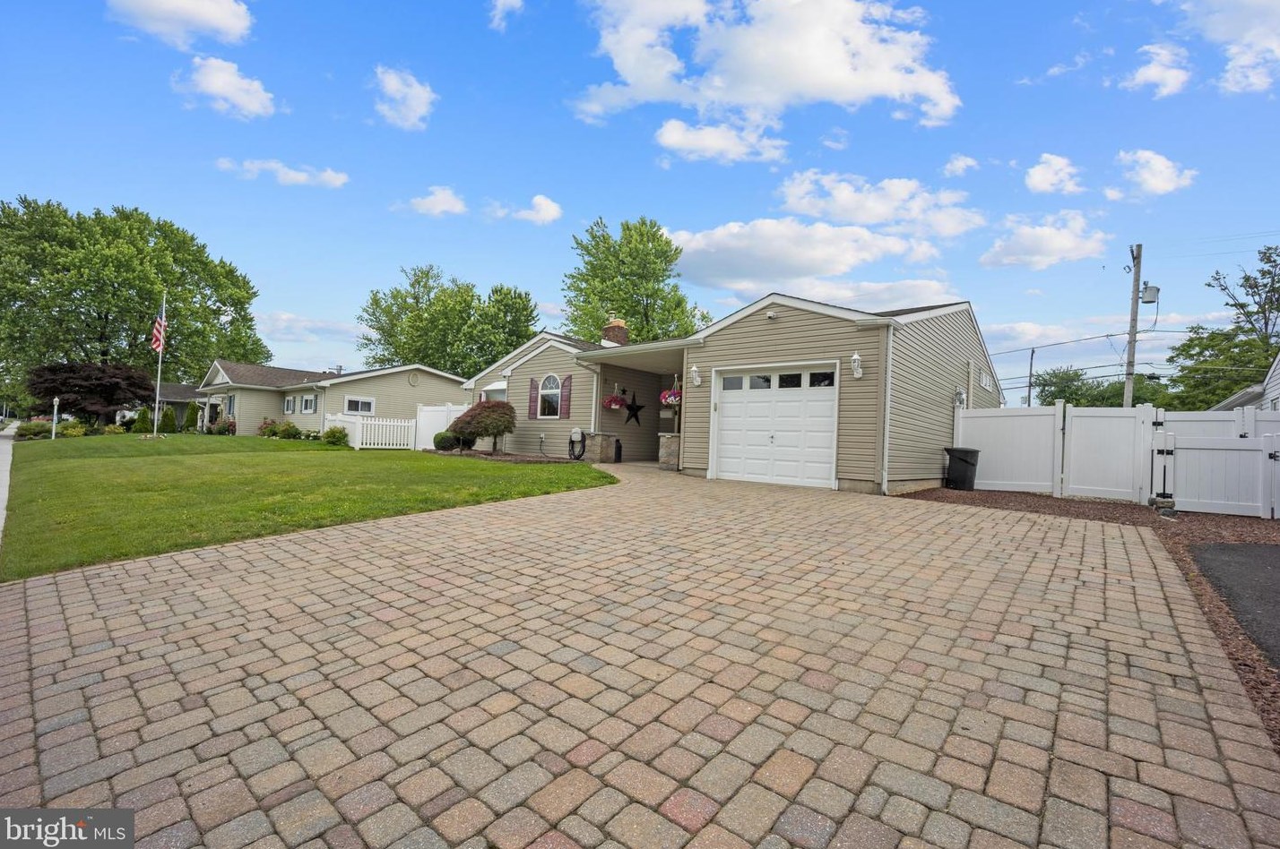 45 Pinewood Dr, Levittown, PA 19054-3607