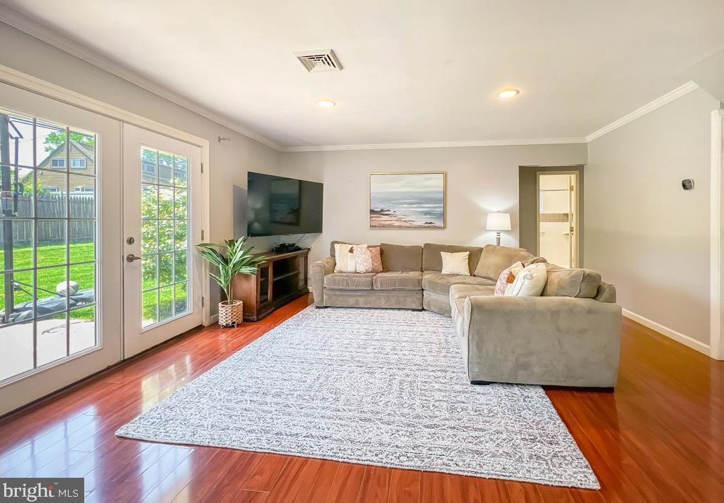 19 Hyacinth Rd, Levittown, PA 19056