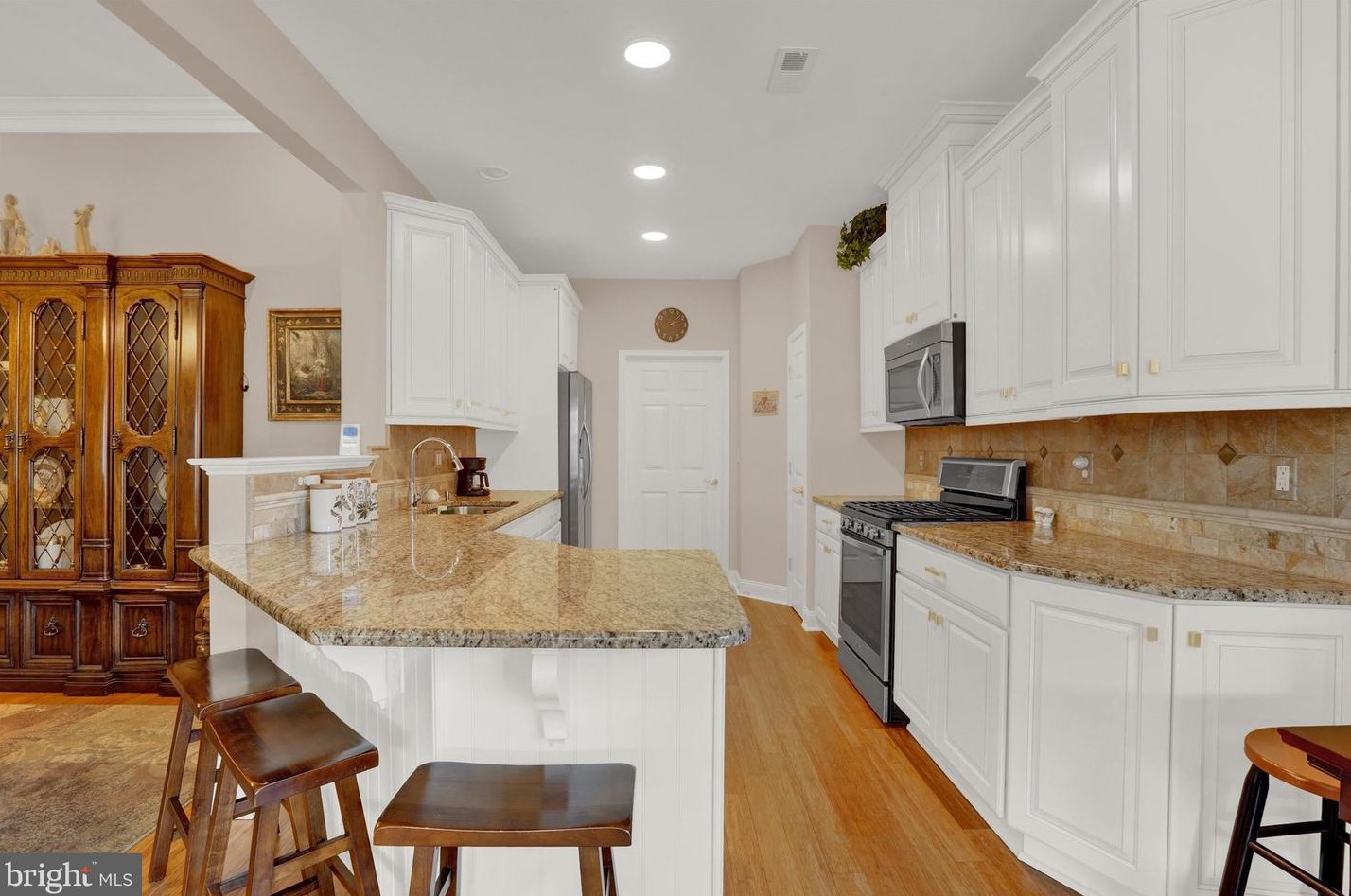 264 Willow Dr, Upper Makefield PA 18940-2447 exterior