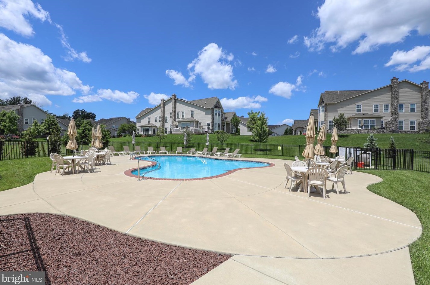 264 Willow Dr, Upper Makefield PA 18940-2447 exterior