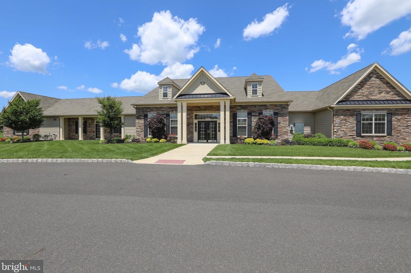 264 Willow Dr, Upper Makefield PA 18940-2447 exterior