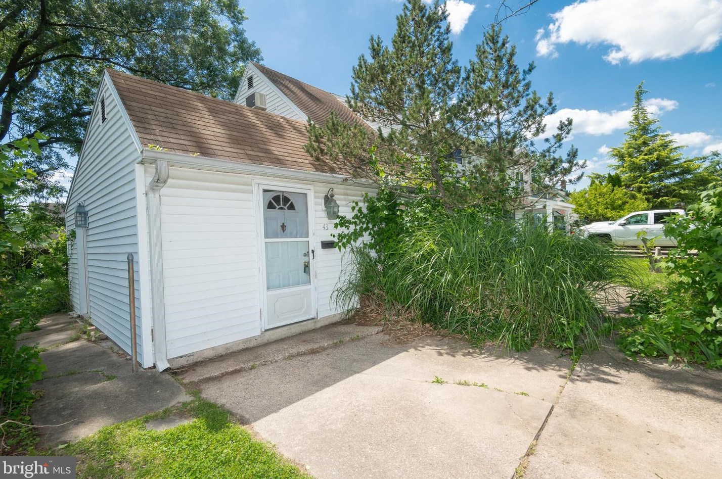 43 Geranium Rd, Levittown, PA 19057-3315