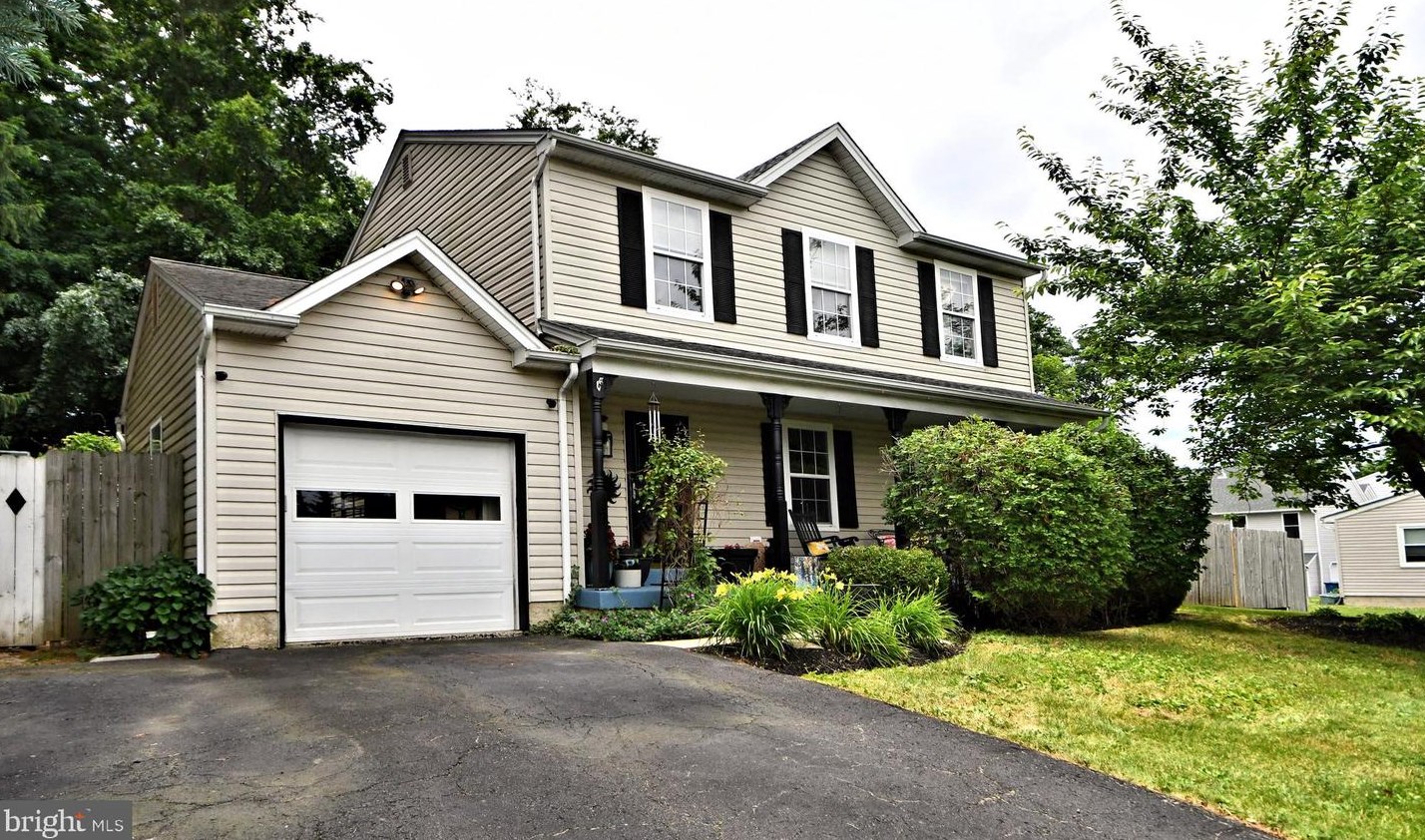 1 Spruce Rd, Chalfont, PA 18914