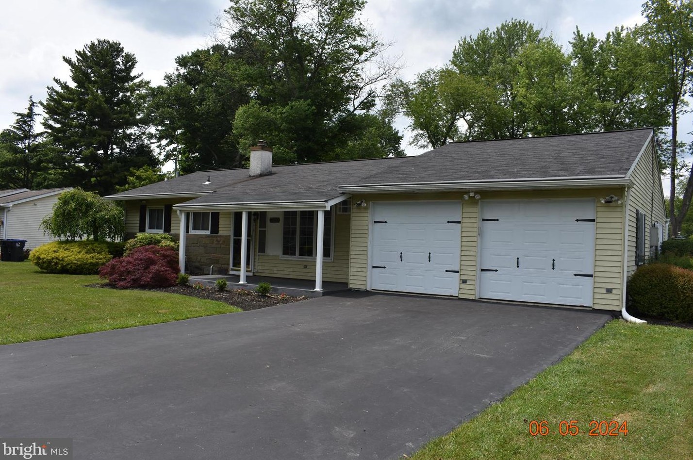 135 Maple Ln, Gardenville, PA
