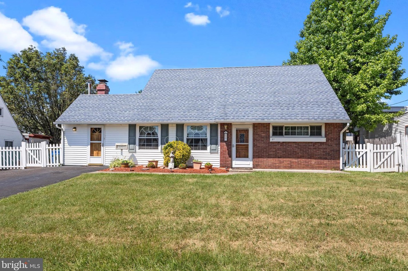 27 Plumtree Rd, Levittown, PA 19056-3520