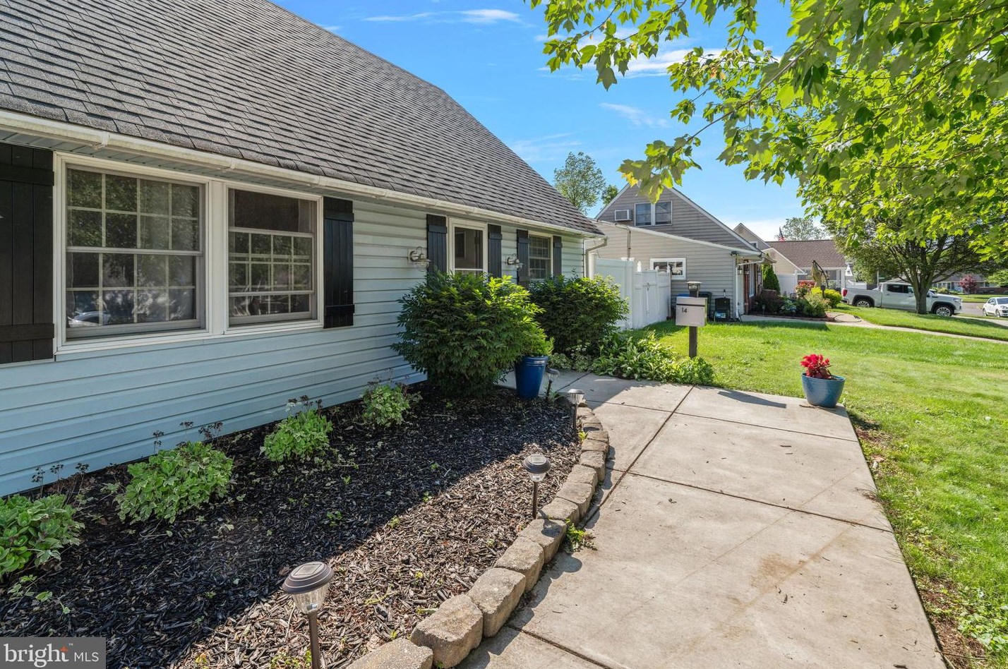 14 Hemlock Rd, Levittown, PA 19056-1108