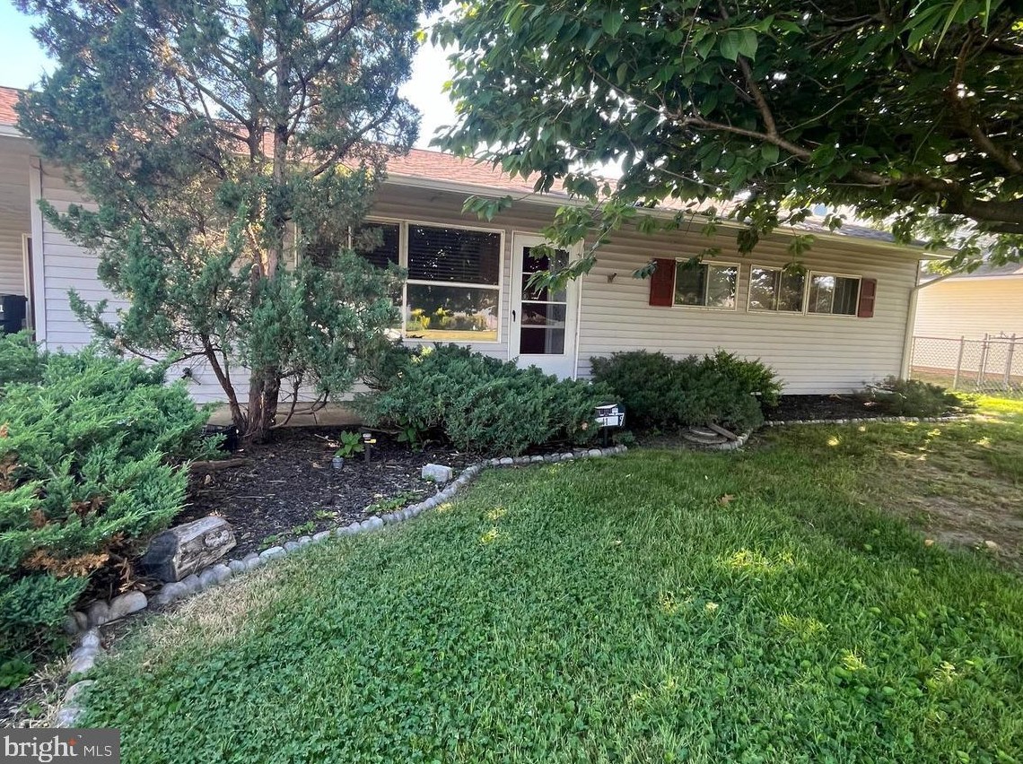 41 Silver Birch Ln, Levittown, PA 19055