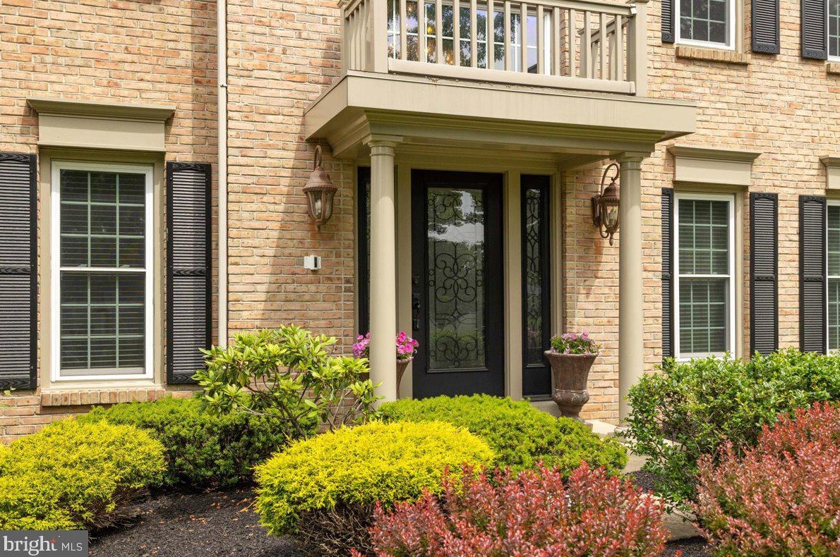 5 Windrose Cir, Gardenville, PA 18901