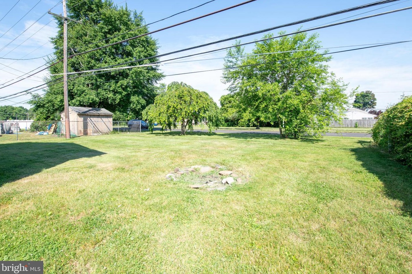 373 Stonybrook Dr, Levittown PA  19055-2015 exterior