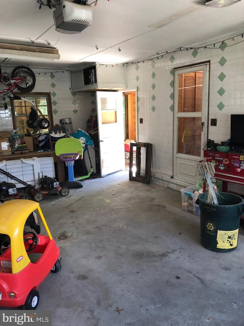 92 Penn Ln, Levittown PA 19054-2513 exterior