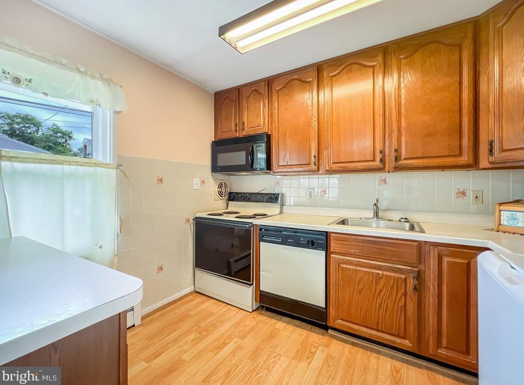 88 Kraft Ln, Levittown PA  19055-2412 exterior