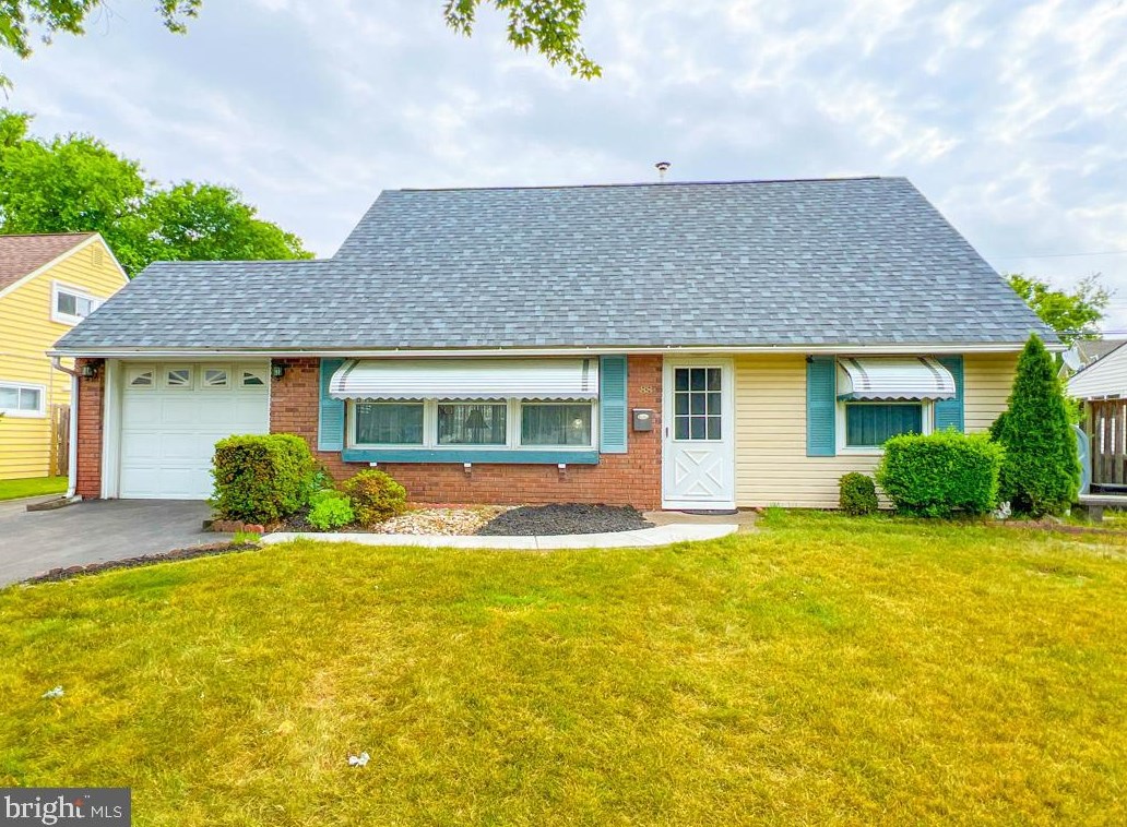88 Kraft Ln, Levittown, PA 19055-2413