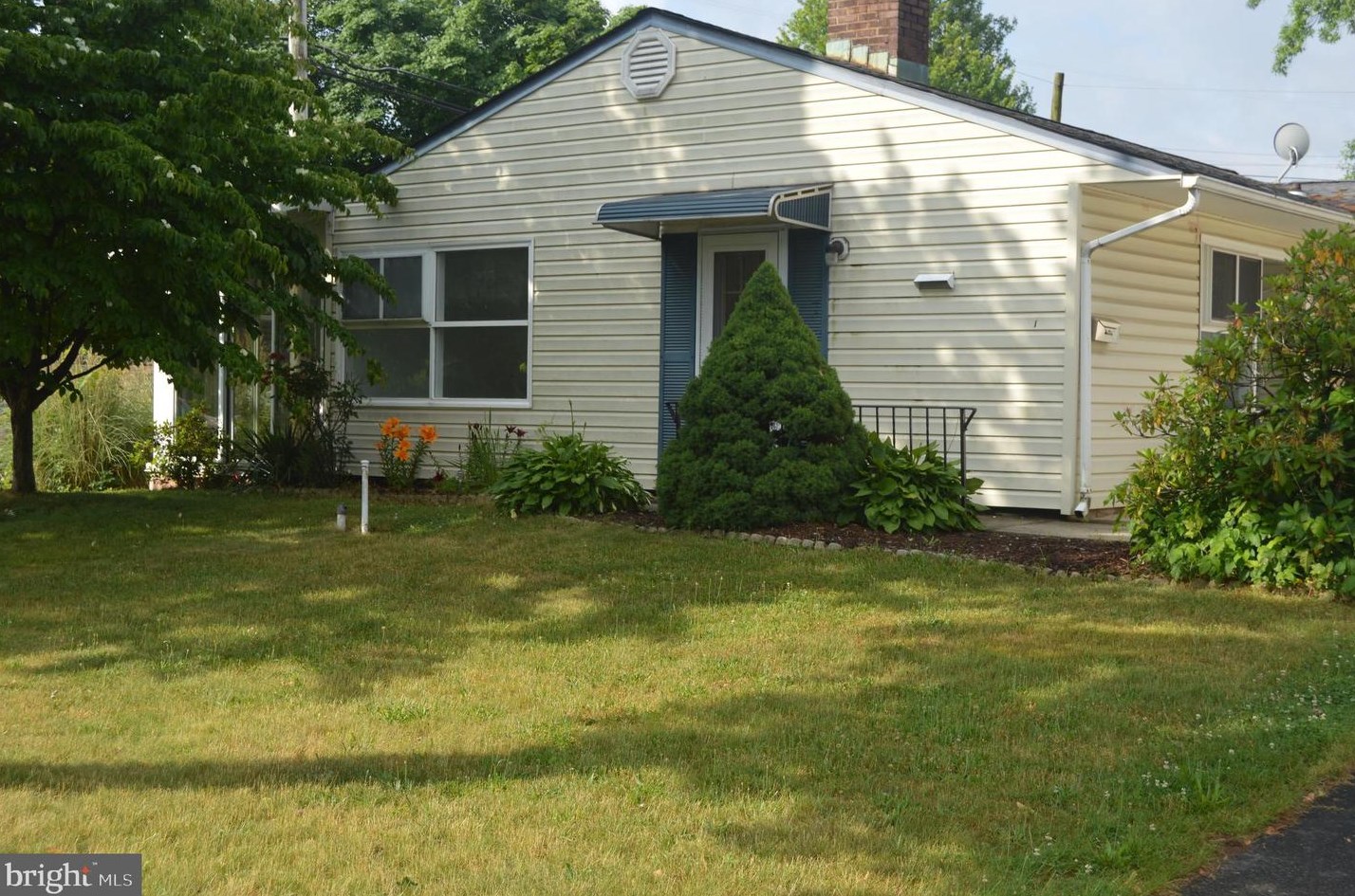 44 Summer Ln, Levittown, PA 19055