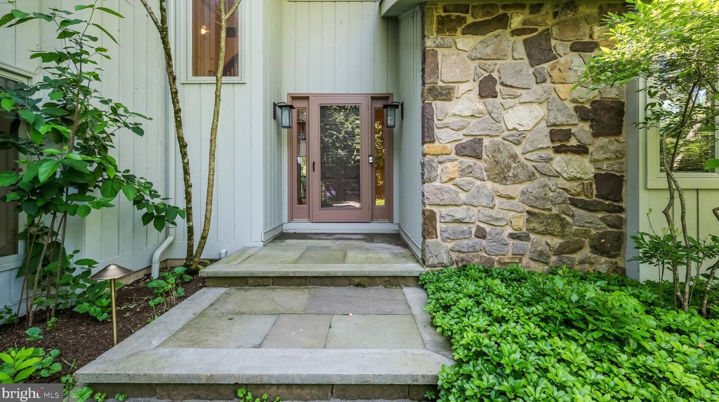 1099 Pebble Hill Rd, Gardenville, PA 18901