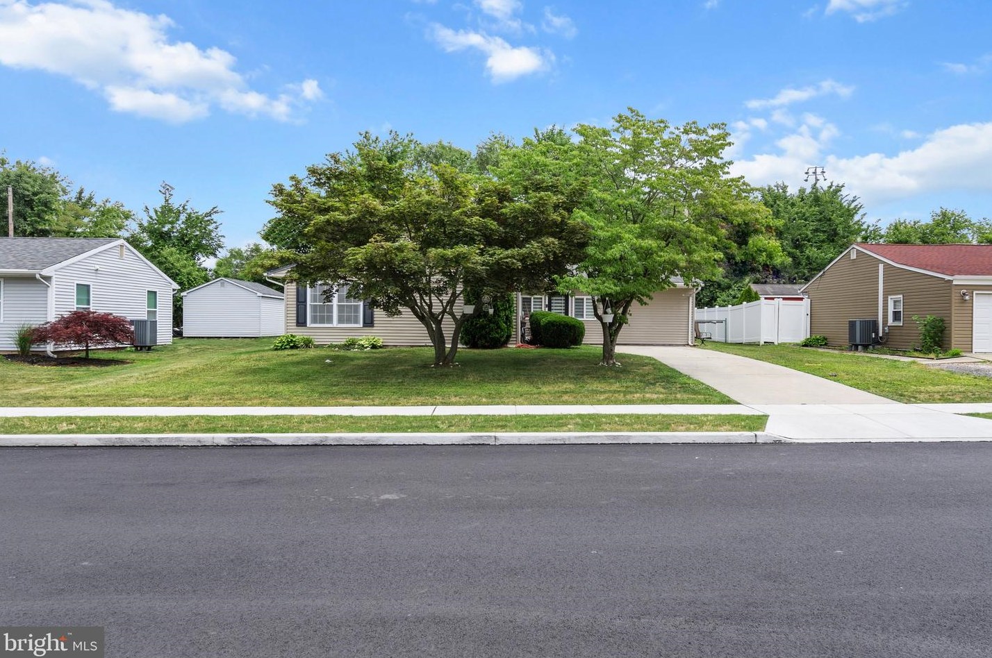 265 Pinewood Dr, Levittown, PA 19054