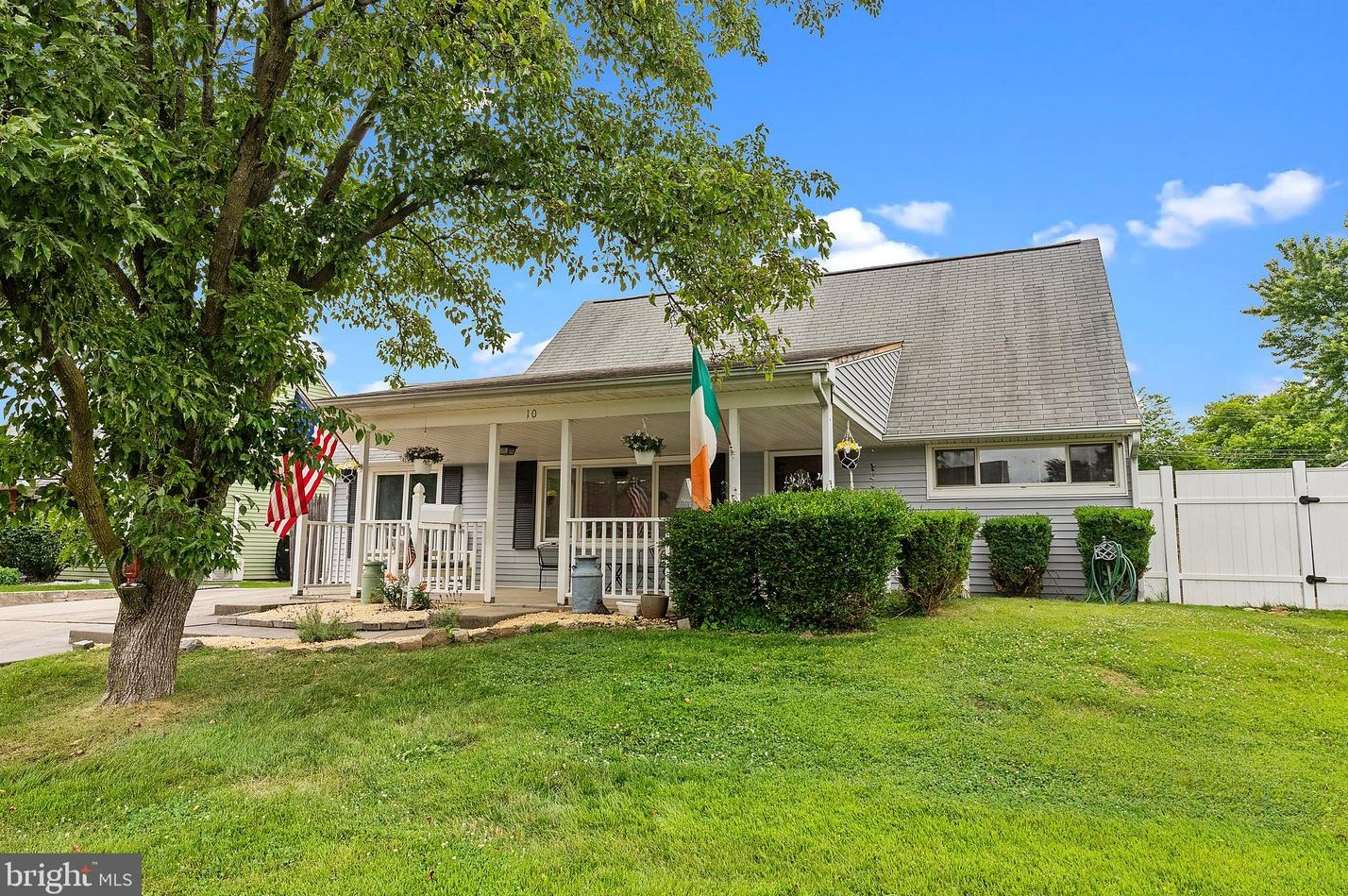 10 Kindle Ln, Levittown, PA 19055