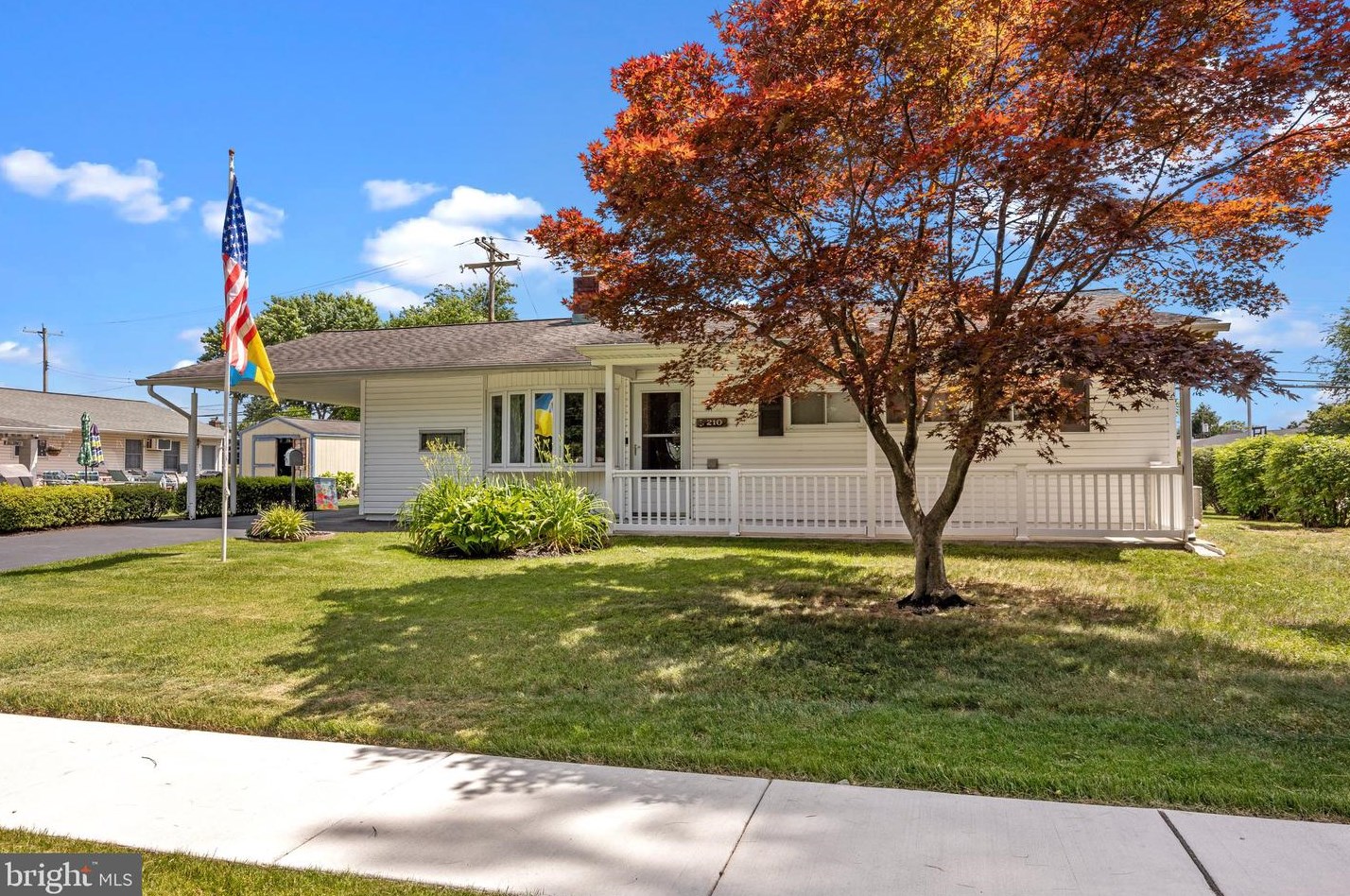 210 Pinewood Dr, Levittown, PA 19054