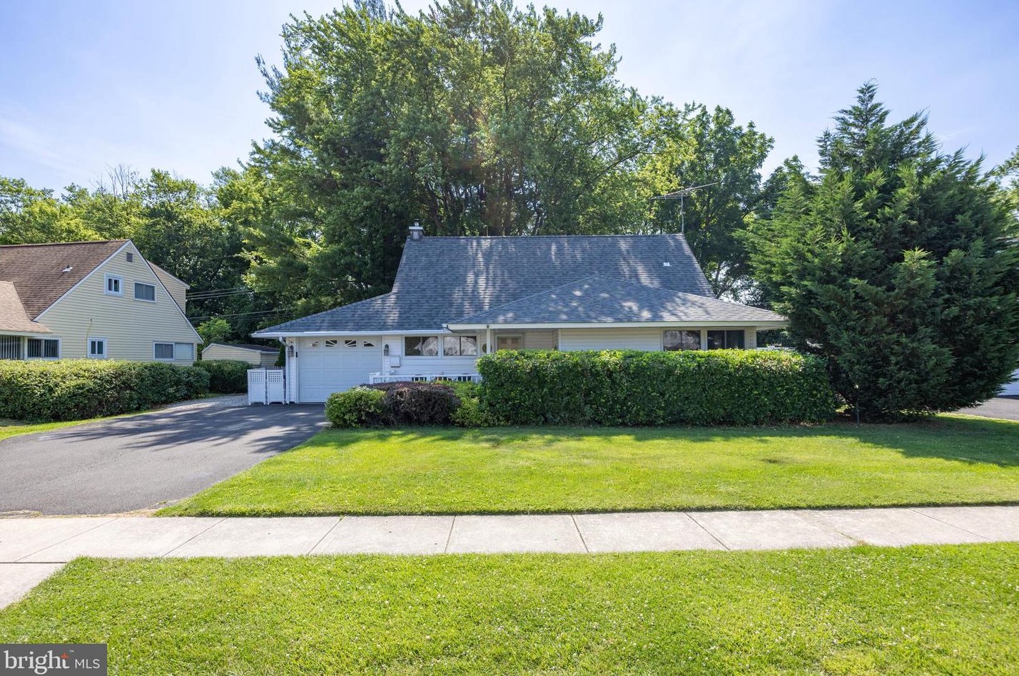 16 Hollow Rd, Levittown, PA 19056