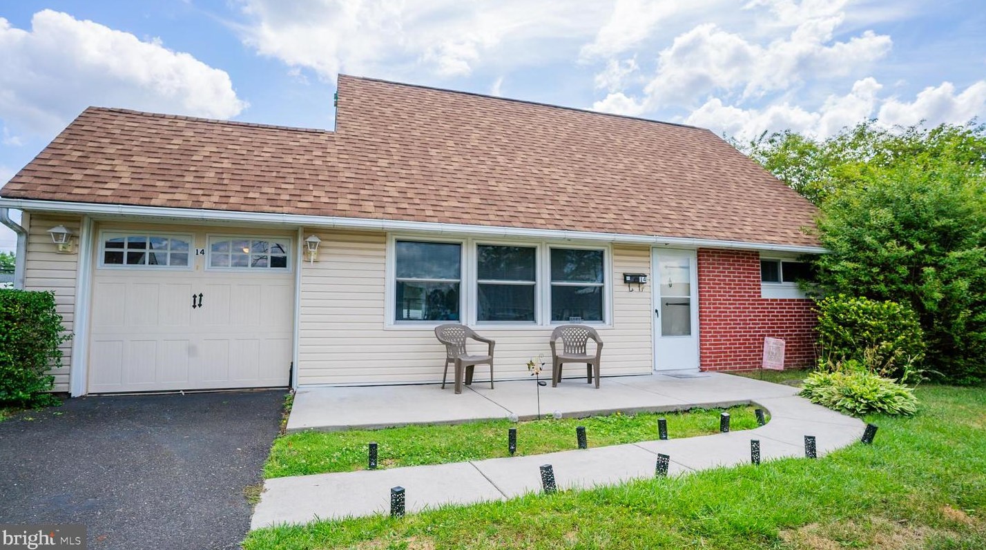 14 Pumpkin Hill Rd, Levittown, PA 19056