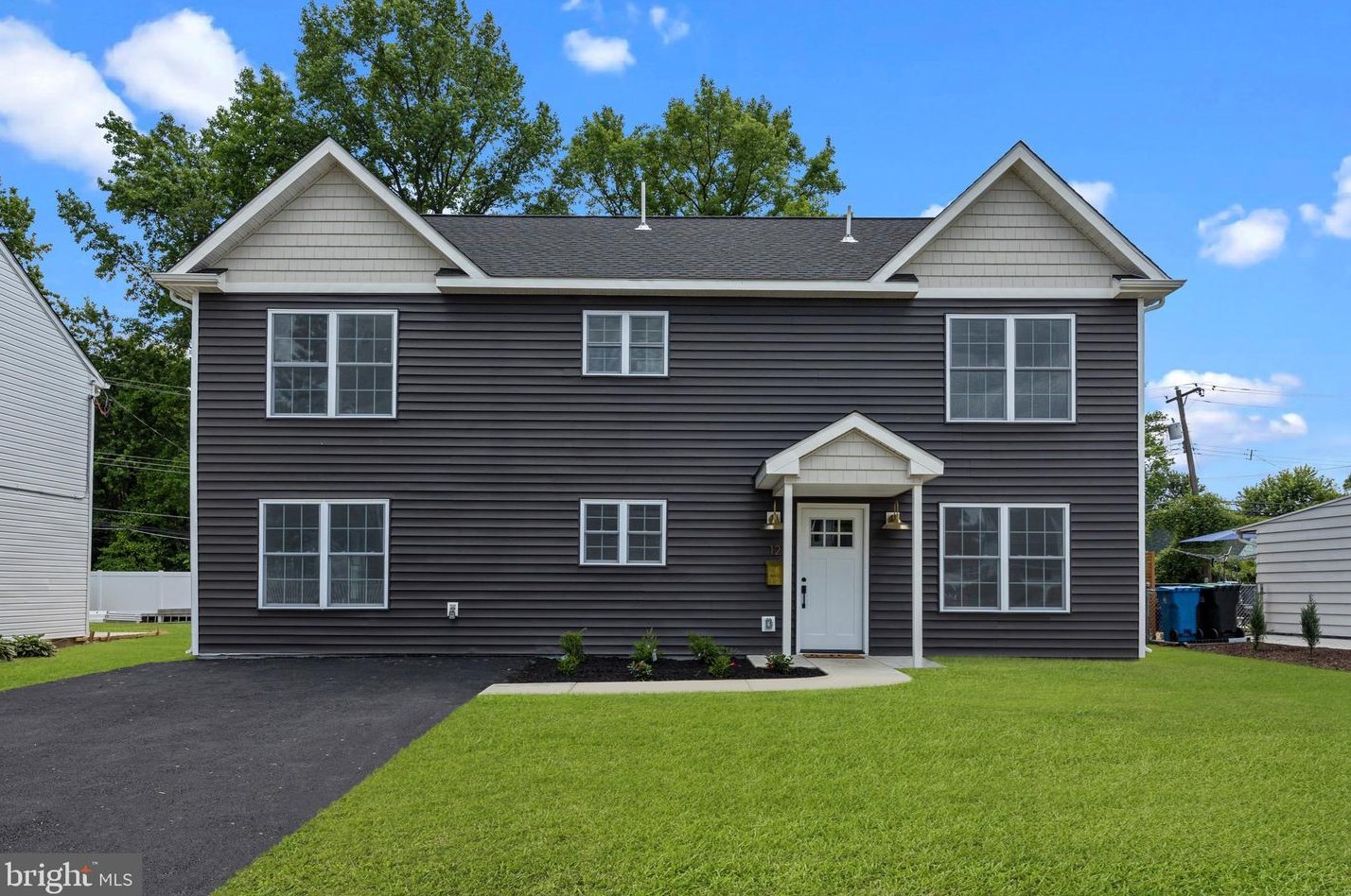 12 Goldenridge Dr, Levittown, PA 19057