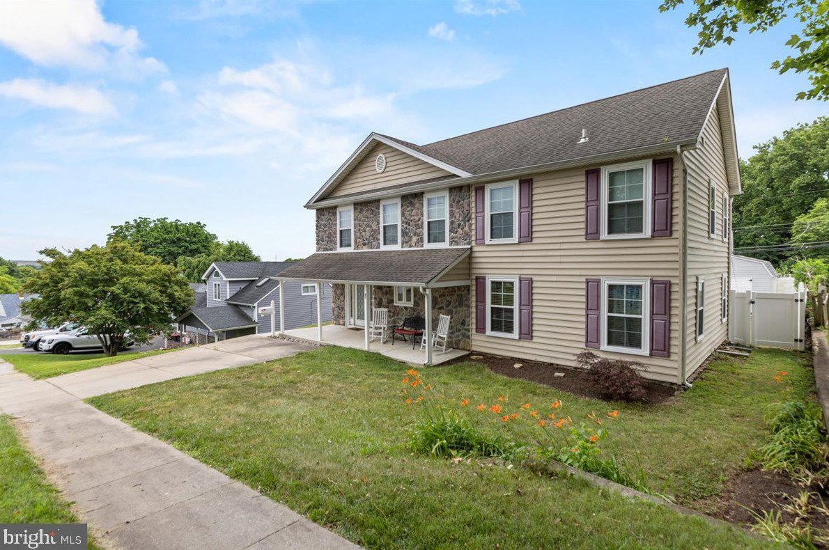 47 Hollyhock Ln, Levittown, PA 19055