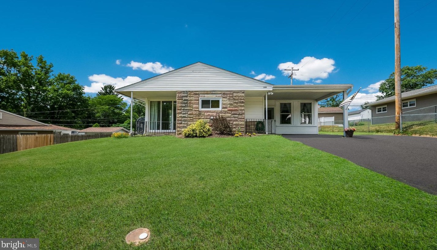 169 Thornridge Dr, Levittown, PA 19054