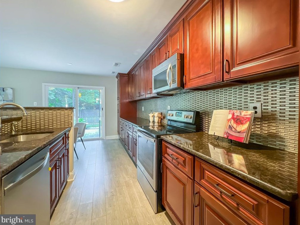 1391 Violetwood Ct, Yardley PA 19067-6413 exterior