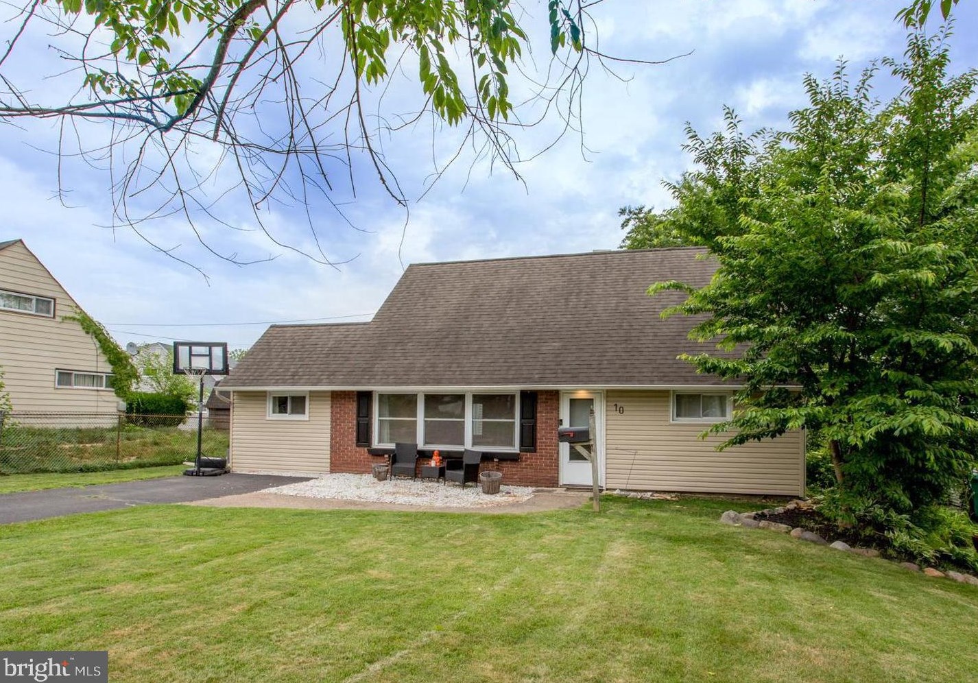 10 Barberry Ln, Levittown, PA 19054