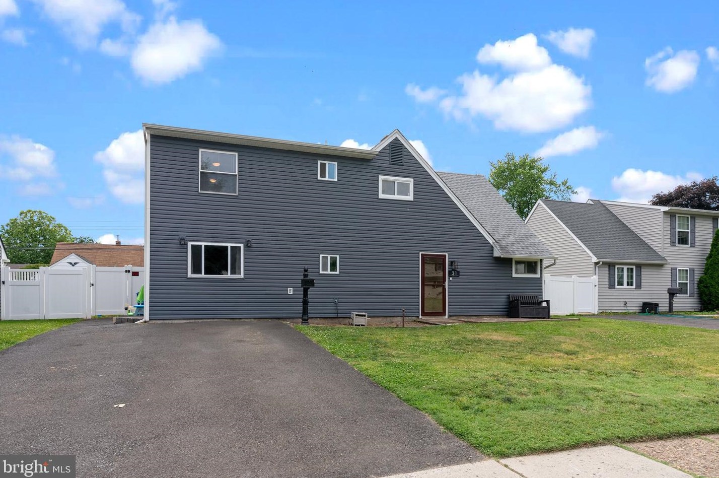 31 Nickelhill Ln, Levittown, PA 19054