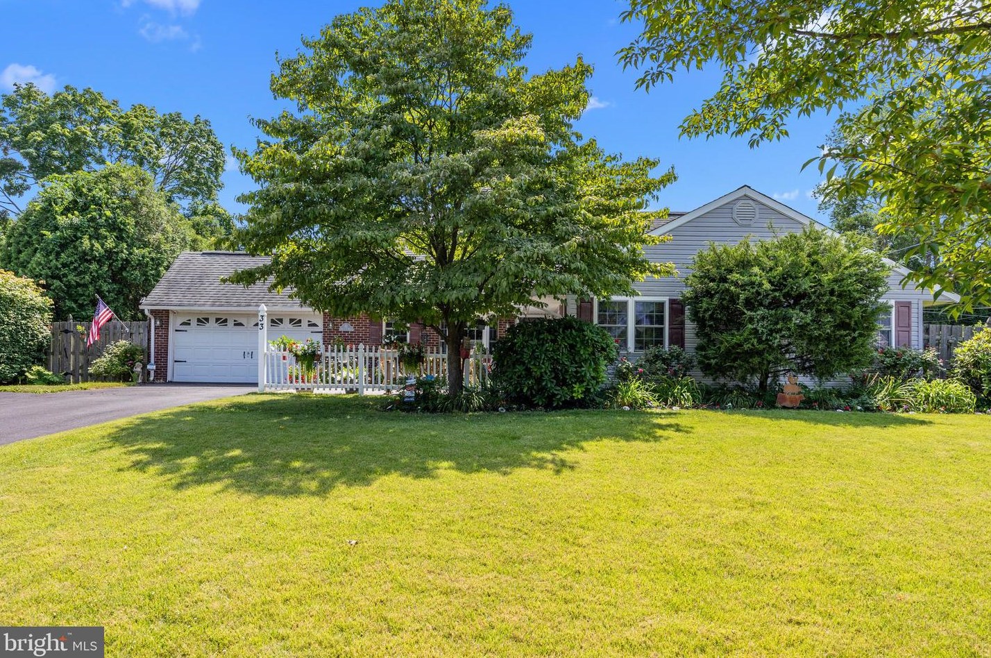 33 Sugarplum Rd, Levittown, PA 19056