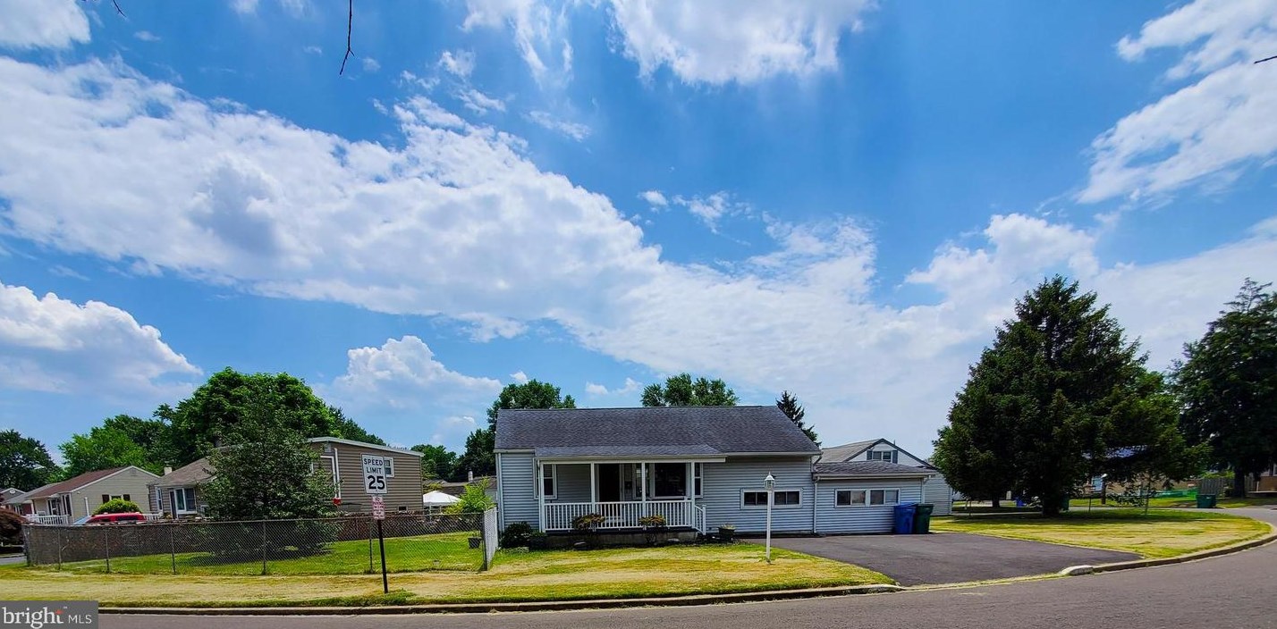 102 Green Lynne Dr, Levittown, PA 19057