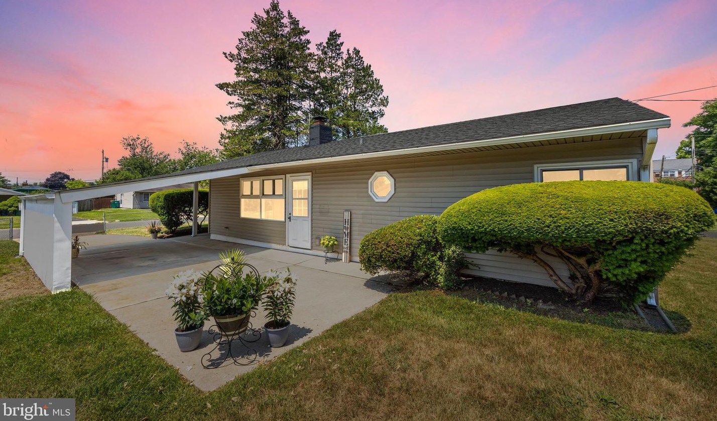 108 Violetwood Dr, Levittown, PA 19057
