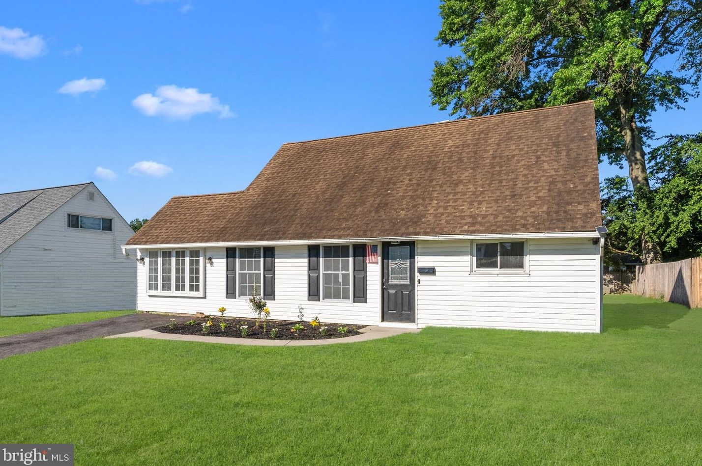 11 Honey Locust Rd, Levittown, PA 19056