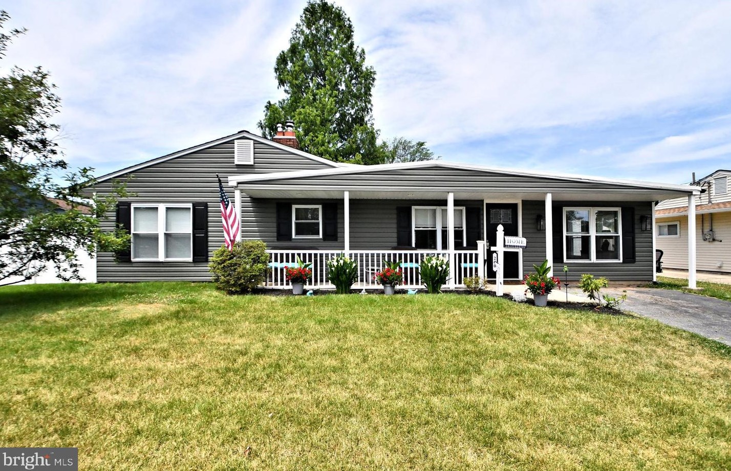 260 Lakeside Dr, Levittown, PA 19054