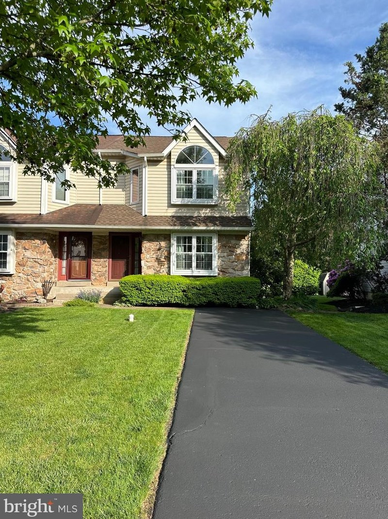 56 Pearl Dr, Gardenville, PA 18901