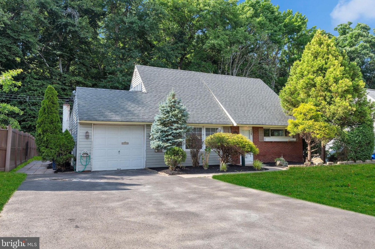 129 Village Ln, Levittown, PA 19054