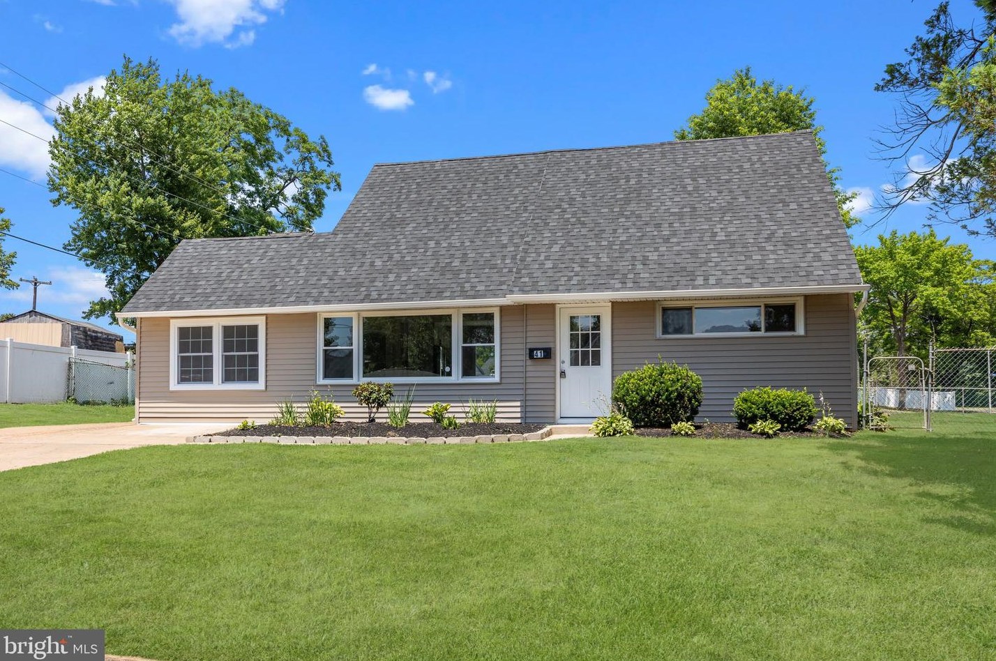 41 Peony Rd, Levittown, PA 19056