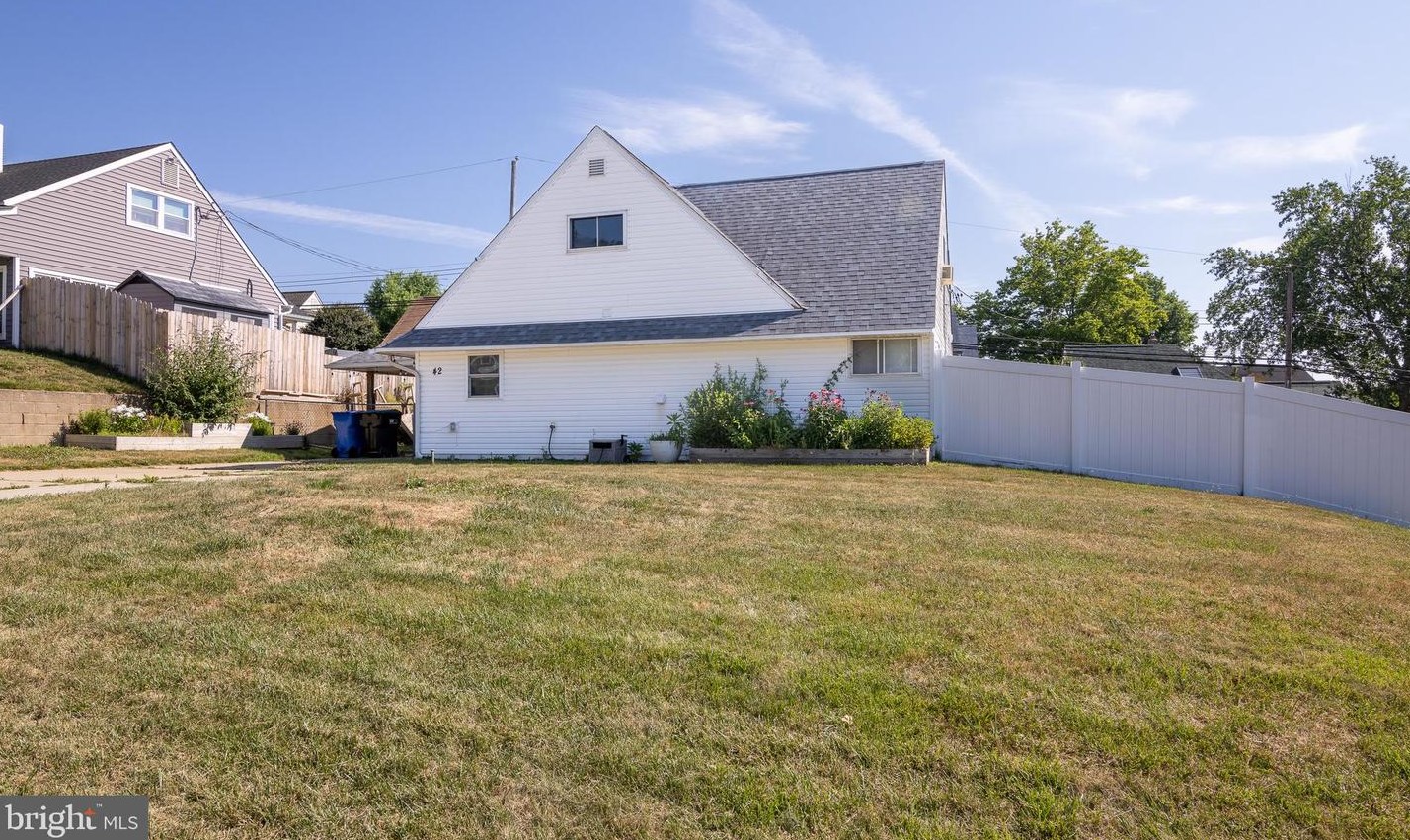 42 Hollyhock Ln, Levittown, PA 19055